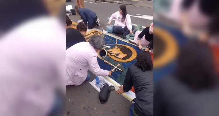 Corpus Christi reúne fiéis e colore ruas de PG com tapetes de fé