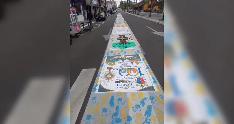 Corpus Christi reúne fiéis e colore ruas de PG com tapetes de fé
