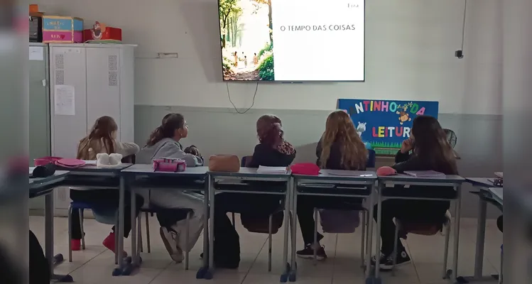 Confira os registros dentro da sala de aula e na casa dos alunos.