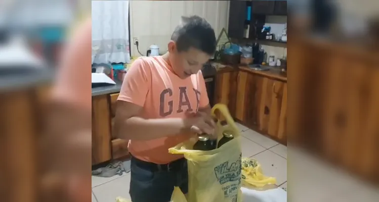 Confira os registros dentro da sala de aula e na casa dos alunos.
