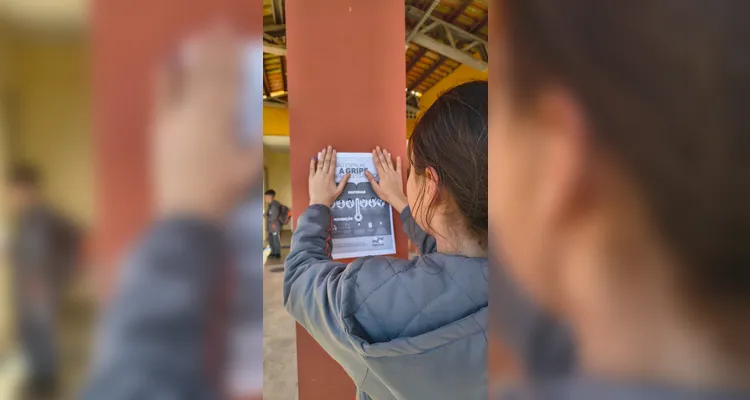 Os alunos realizaram diversas atividades, como a confecção de cartazes, pesquisas relacionadas ao tema, entrevistas e apresentações.