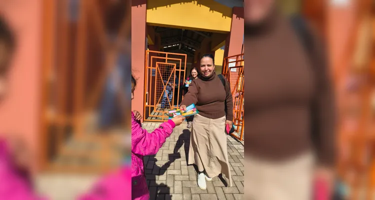 Os alunos realizaram diversas atividades, como a confecção de cartazes, pesquisas relacionadas ao tema, entrevistas e apresentações.