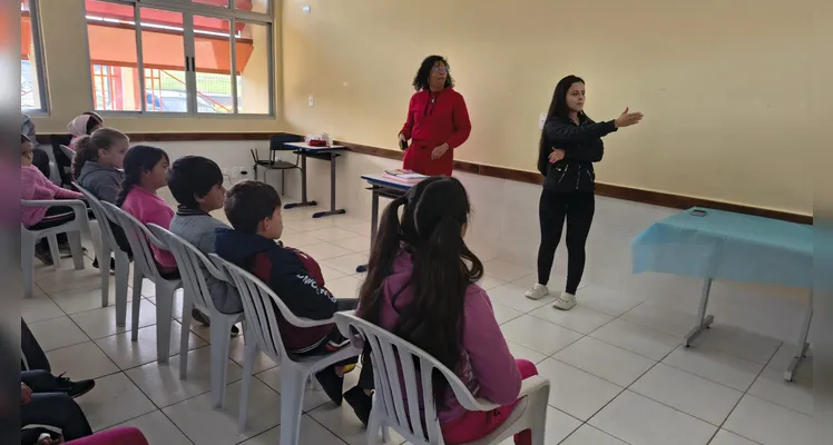 Os alunos realizaram diversas atividades, como a confecção de cartazes, pesquisas relacionadas ao tema, entrevistas e apresentações.