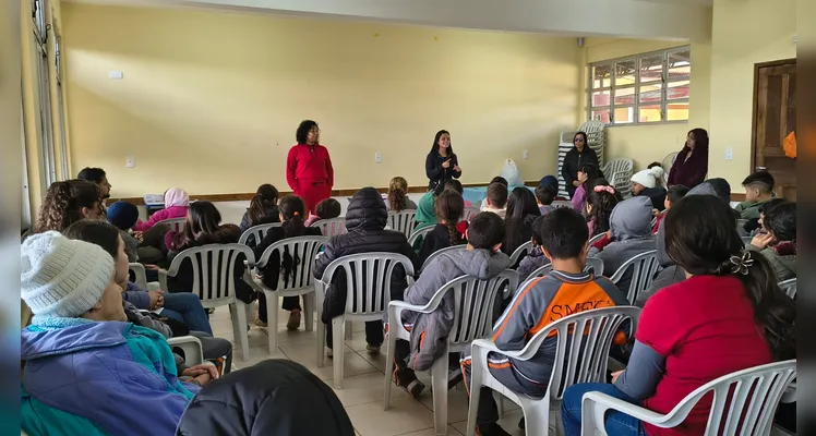 Os alunos realizaram diversas atividades, como a confecção de cartazes, pesquisas relacionadas ao tema, entrevistas e apresentações.