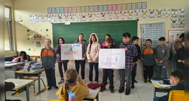 Os alunos realizaram diversas atividades, como a confecção de cartazes, pesquisas relacionadas ao tema, entrevistas e apresentações.
