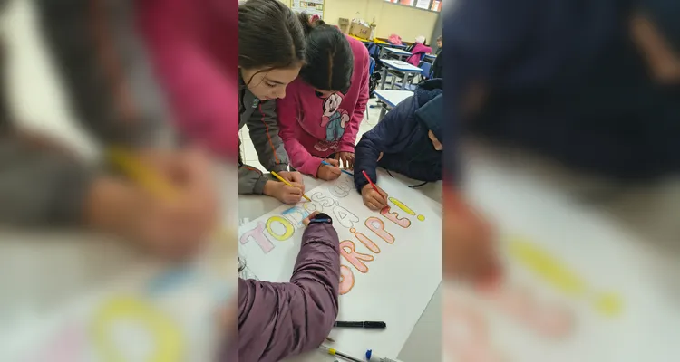 Os alunos realizaram diversas atividades, como a confecção de cartazes, pesquisas relacionadas ao tema, entrevistas e apresentações.