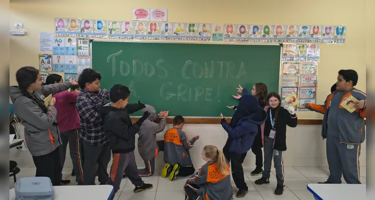 Os alunos realizaram diversas atividades, como a confecção de cartazes, pesquisas relacionadas ao tema, entrevistas e apresentações.
