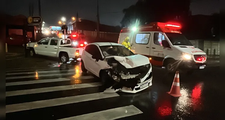 Motorista fura preferencial e causa batida contra caminhonete em PG