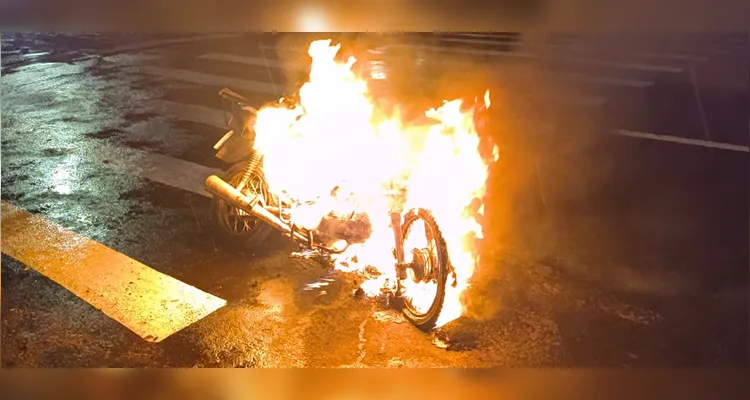 Motocicleta pega fogo em Uvaranas e mobiliza Bombeiros em PG