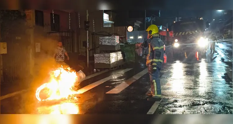 Motocicleta pega fogo em Uvaranas e mobiliza Bombeiros em PG