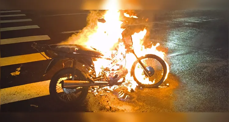 Motocicleta pega fogo em Uvaranas e mobiliza Bombeiros em PG