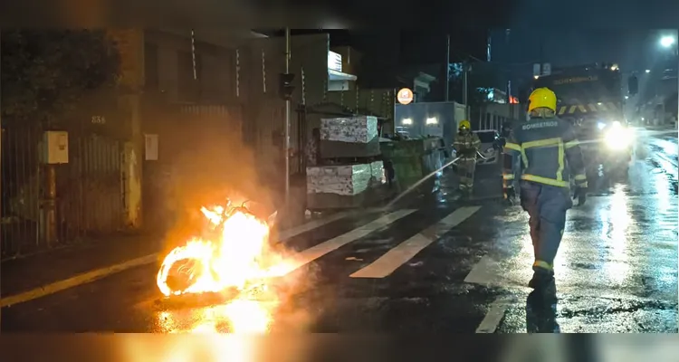 Motocicleta pega fogo em Uvaranas e mobiliza Bombeiros em PG