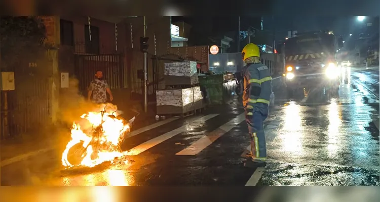 Motocicleta pega fogo em Uvaranas e mobiliza Bombeiros em PG