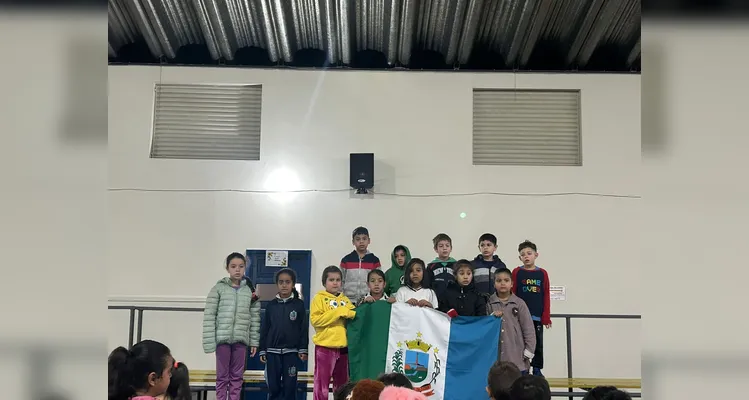 Confira os registros dos alunos com as bandeiras.