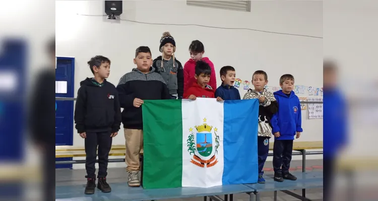 Confira os registros dos alunos com as bandeiras.