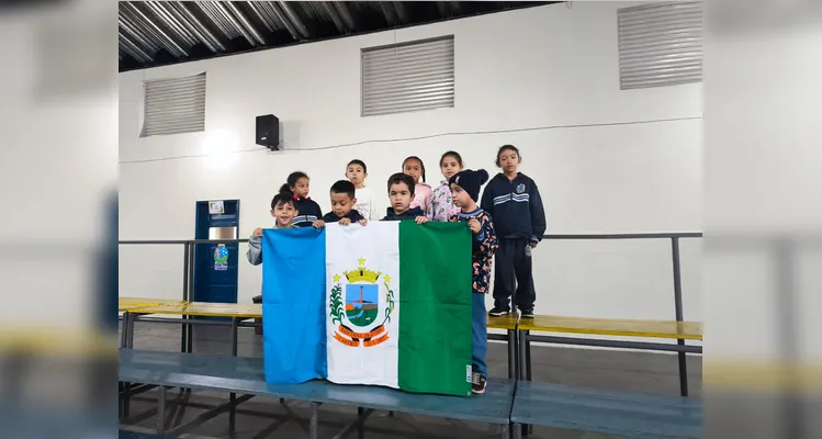 Confira os registros dos alunos com as bandeiras.