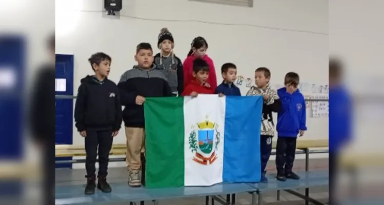 Confira os registros dos alunos com as bandeiras.