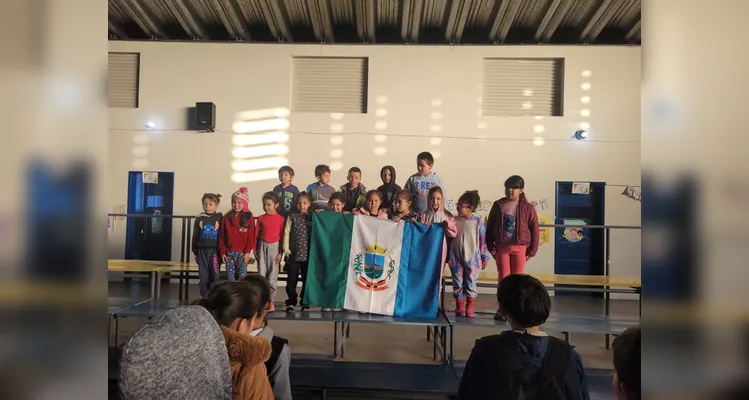 Confira os registros dos alunos com as bandeiras.