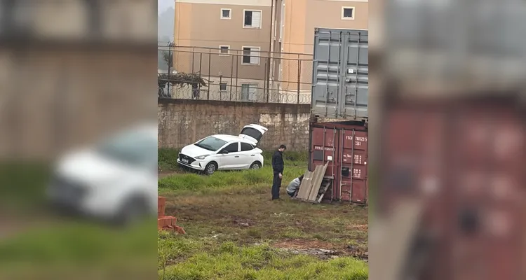 Moradores flagram casal abandonando cachorro em caixa no bairro Uvaranas em PG