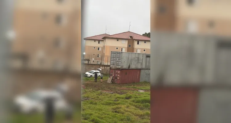 Moradores flagram casal abandonando cachorro em caixa no bairro Uvaranas em PG