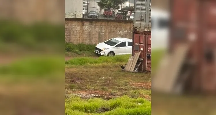 Moradores flagram casal abandonando cachorro em caixa no bairro Uvaranas em PG
