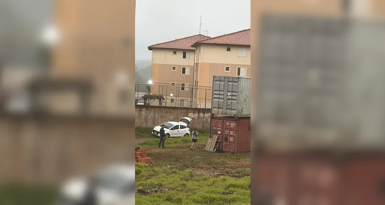 Moradores flagram casal abandonando cachorro em caixa no bairro Uvaranas em PG