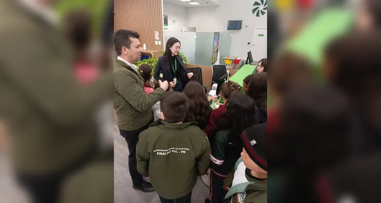 Veja os registros dos estudantes no local.