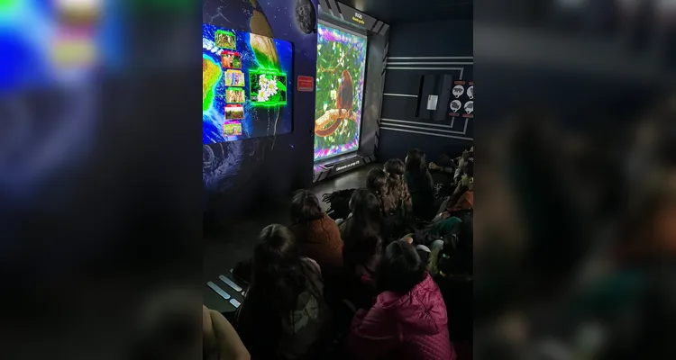 Confira os registros dos alunos na 'Carreta do Conhecimento'.