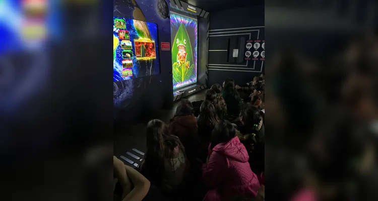 Confira os registros dos alunos na 'Carreta do Conhecimento'.