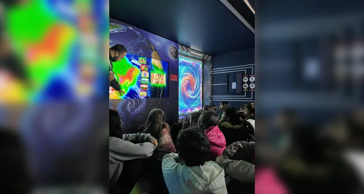 Confira os registros dos alunos na 'Carreta do Conhecimento'.