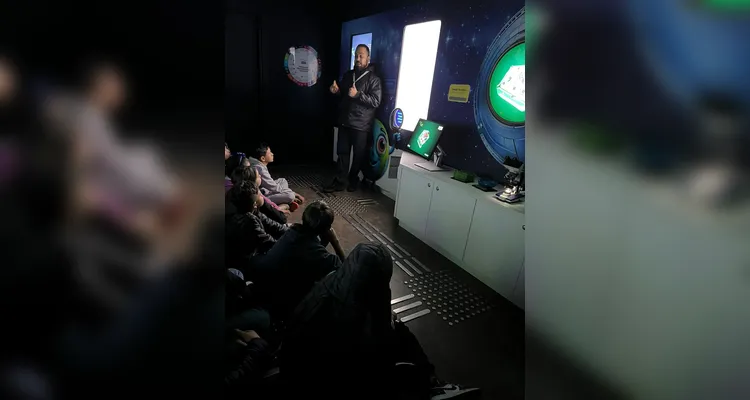 Confira os registros dos alunos na 'Carreta do Conhecimento'.