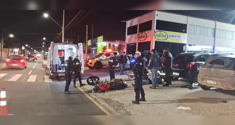 Motorista avança sinal vermelho e atinge motociclista em cruzamento de PG