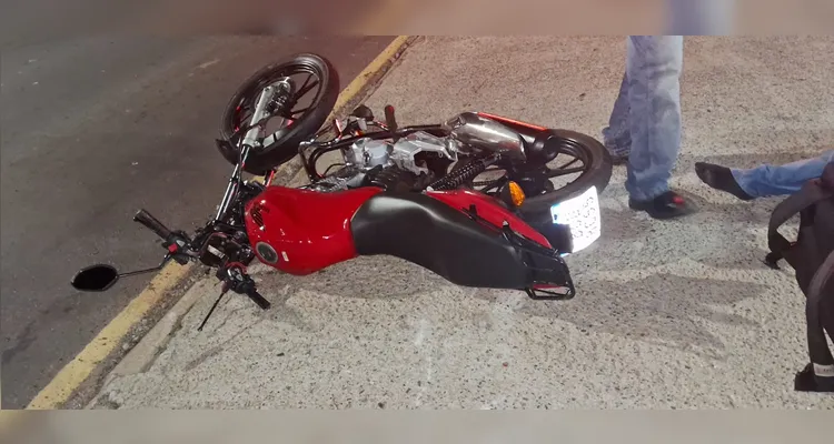 Motorista avança sinal vermelho e atinge motociclista em cruzamento de PG