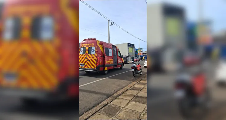Veículo capota e fecha a rua de acesso à OAB