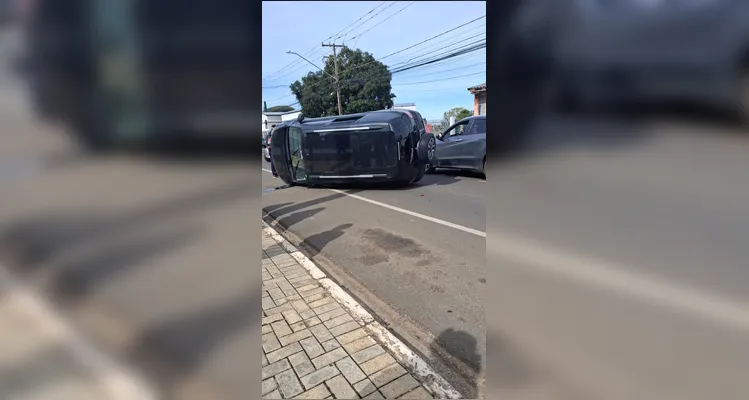 Veículo capota e fecha a rua de acesso à OAB