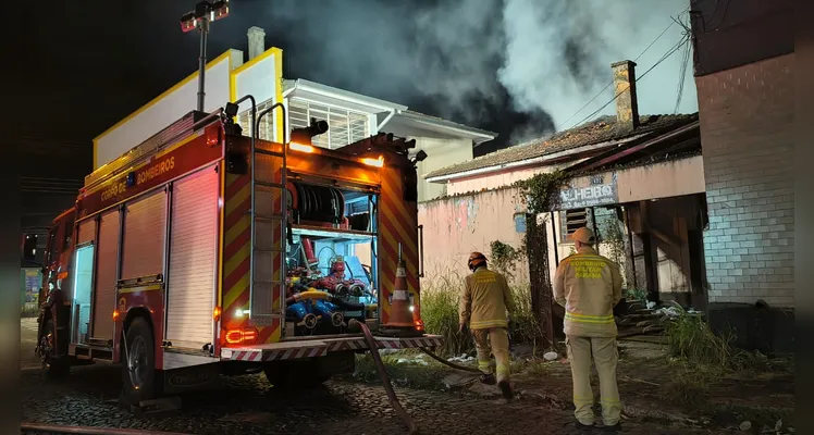 Incêndio em casa abandonada mobiliza Bombeiros em PG