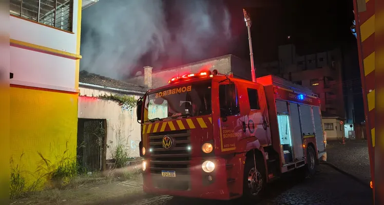 Incêndio em casa abandonada mobiliza Bombeiros em PG
