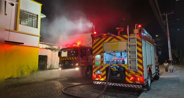 Incêndio em casa abandonada mobiliza Bombeiros em PG