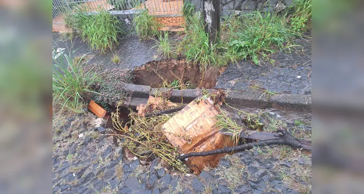 Morador denuncia buraco em rua do bairro Órfãs em PG e cobra providências