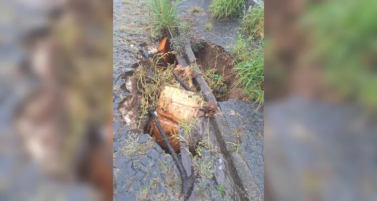 Morador denuncia buraco em rua do bairro Órfãs em PG e cobra providências