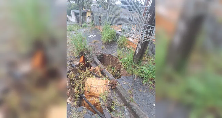 Morador denuncia buraco em rua do bairro Órfãs em PG e cobra providências