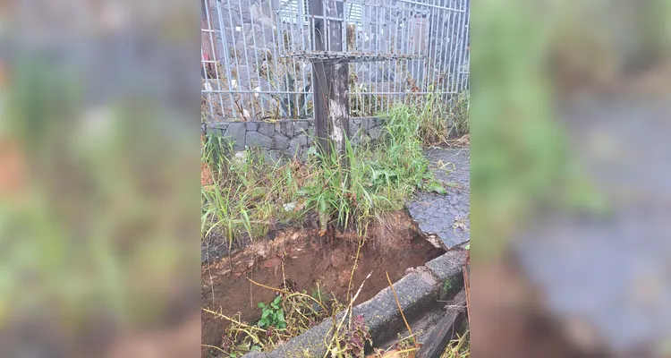Morador denuncia buraco em rua do bairro Órfãs em PG e cobra providências