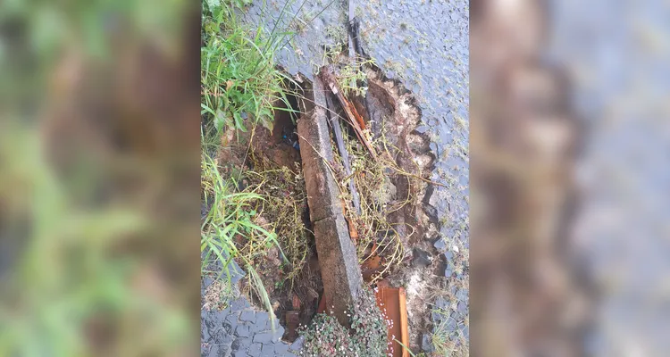 Morador denuncia buraco em rua do bairro Órfãs em PG e cobra providências