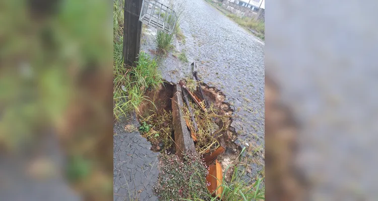 Morador denuncia buraco em rua do bairro Órfãs em PG e cobra providências