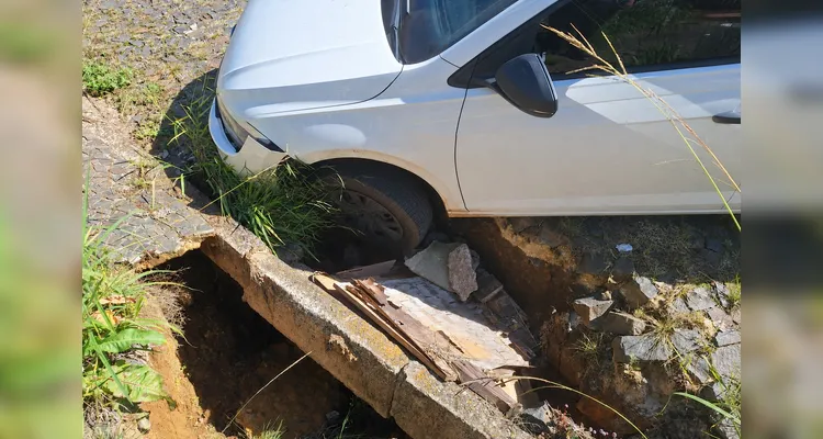 Morador denuncia buraco em rua do bairro Órfãs em PG e cobra providências