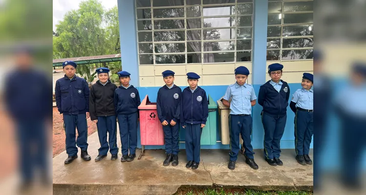 A turma realizou variadas atividades, como o registro dos novos aprendizados, a busca por identificar o processo de separação de resíduos na escola e uma conversa com uma professora de outra turma.