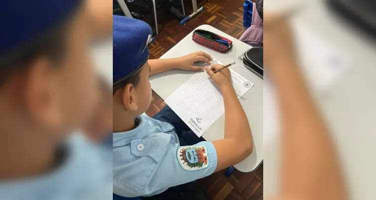 A turma realizou variadas atividades, como o registro dos novos aprendizados, a busca por identificar o processo de separação de resíduos na escola e uma conversa com uma professora de outra turma.