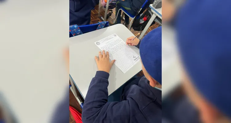 A turma realizou variadas atividades, como o registro dos novos aprendizados, a busca por identificar o processo de separação de resíduos na escola e uma conversa com uma professora de outra turma.