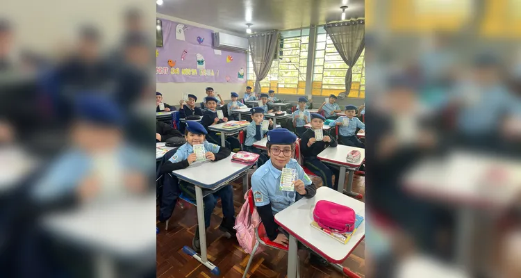 A turma realizou variadas atividades, como o registro dos novos aprendizados, a busca por identificar o processo de separação de resíduos na escola e uma conversa com uma professora de outra turma.