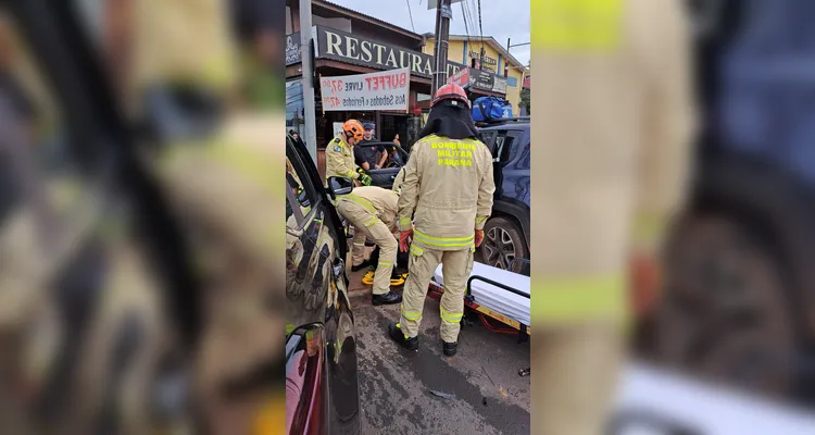 Veículo fura semáforo, bate em outro carro e colide com poste em Uvaranas